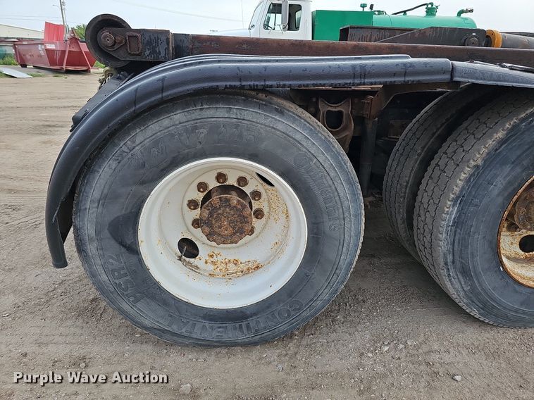 image for item DQ0092 1996 International 9200  hook lift truck