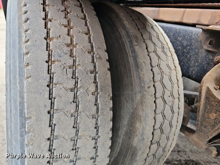 image for item DQ0092 1996 International 9200  hook lift truck