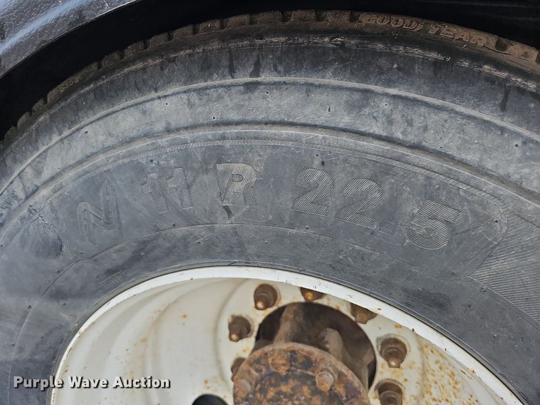 image for item DQ0092 1996 International 9200  hook lift truck