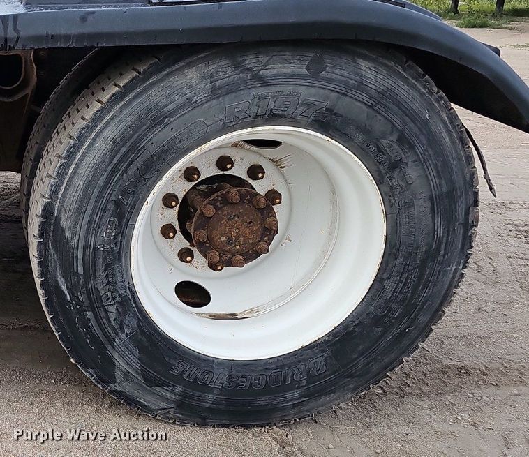 image for item DQ0092 1996 International 9200  hook lift truck