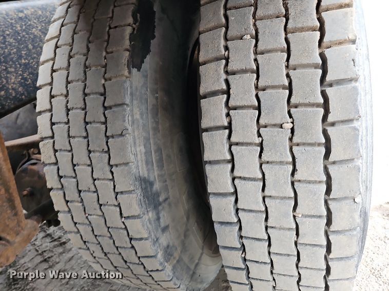 image for item DQ0092 1996 International 9200  hook lift truck