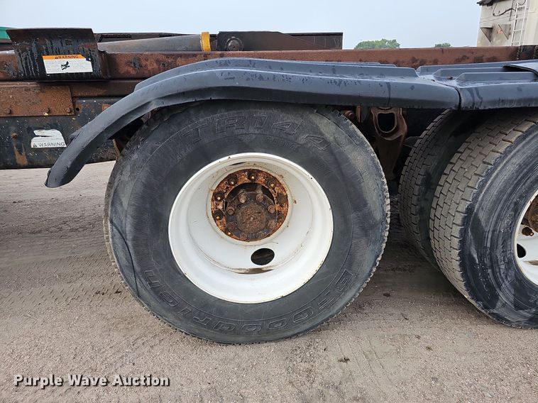 image for item DQ0092 1996 International 9200  hook lift truck