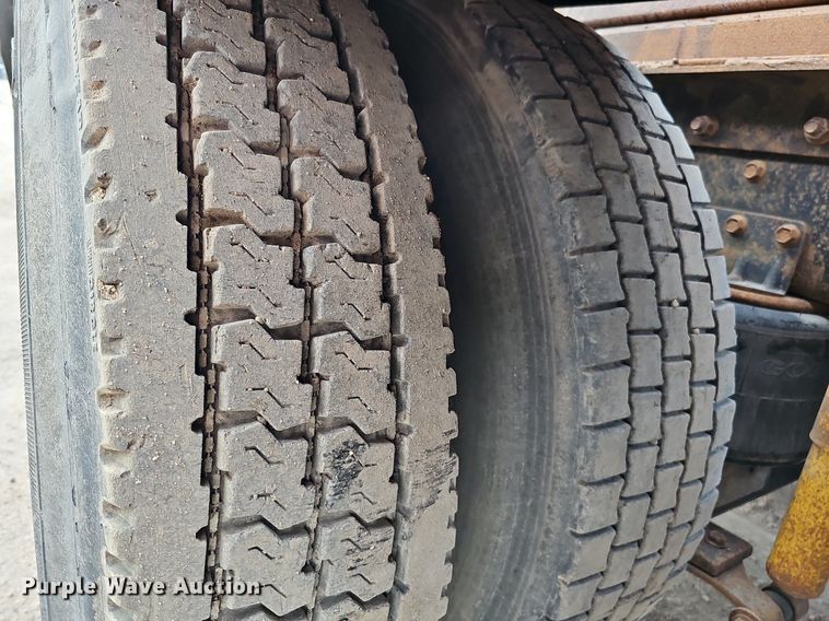 image for item DQ0092 1996 International 9200  hook lift truck