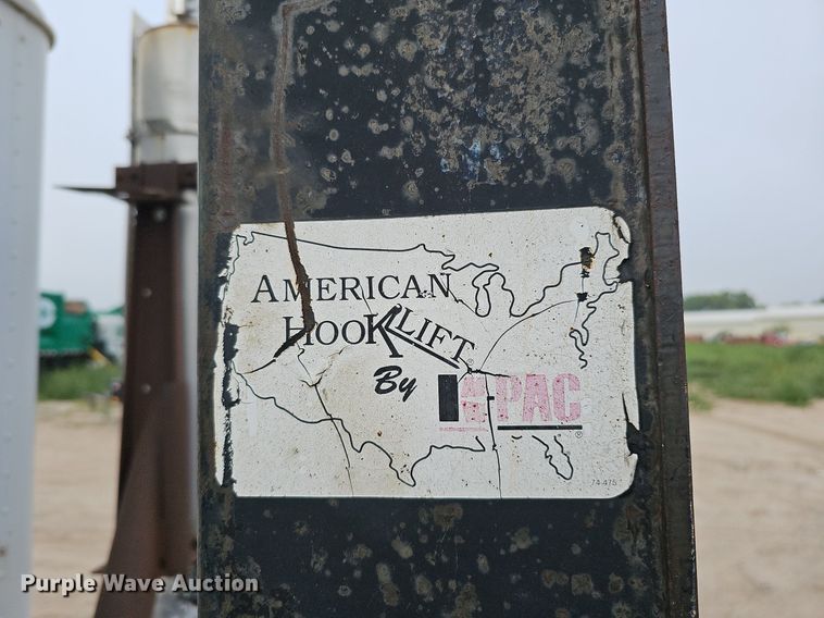 image for item DQ0092 1996 International 9200  hook lift truck