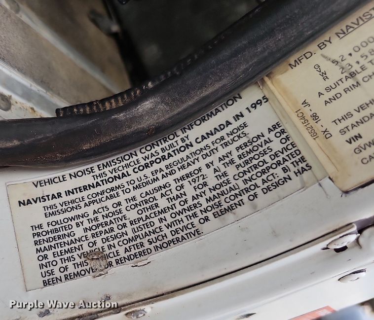 image for item DQ0092 1996 International 9200  hook lift truck