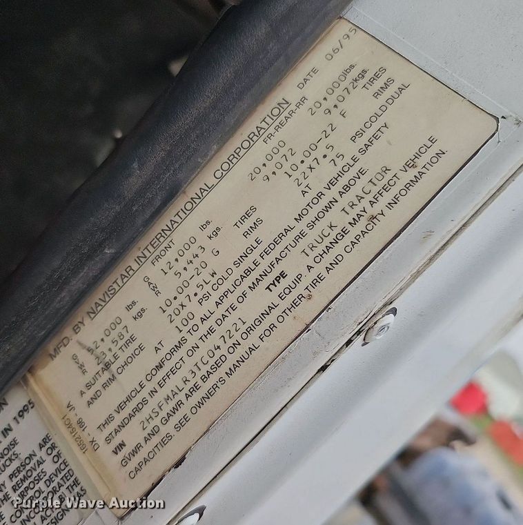 image for item DQ0092 1996 International 9200  hook lift truck