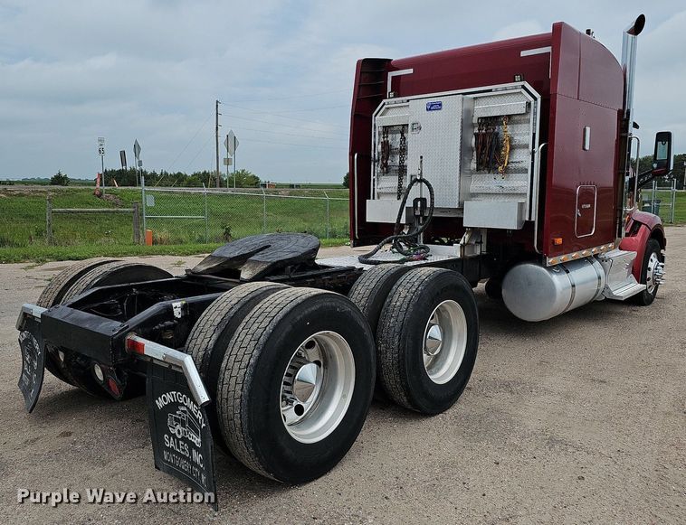 image for item DQ0094 2015 Peterbilt 579  semi truck