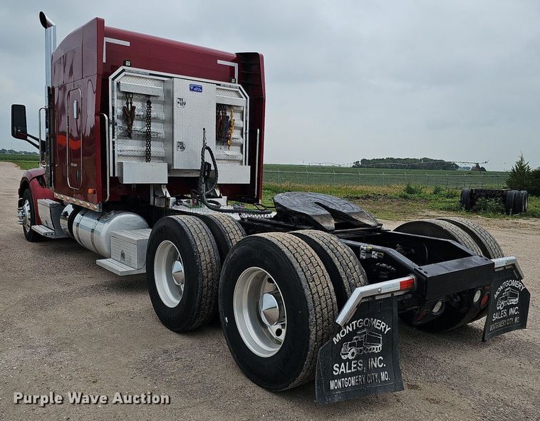 image for item DQ0094 2015 Peterbilt 579  semi truck