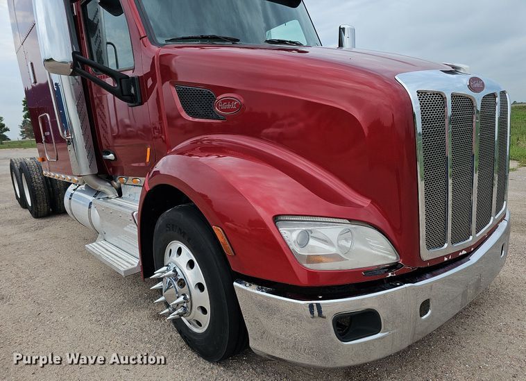 image for item DQ0094 2015 Peterbilt 579  semi truck