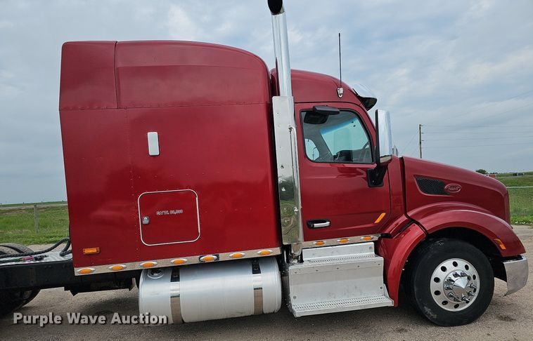 image for item DQ0094 2015 Peterbilt 579  semi truck