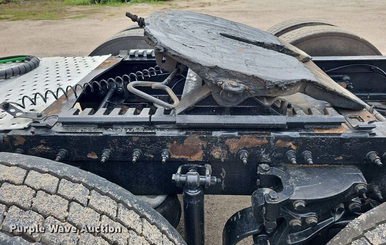 image for item DQ0094 2015 Peterbilt 579  semi truck