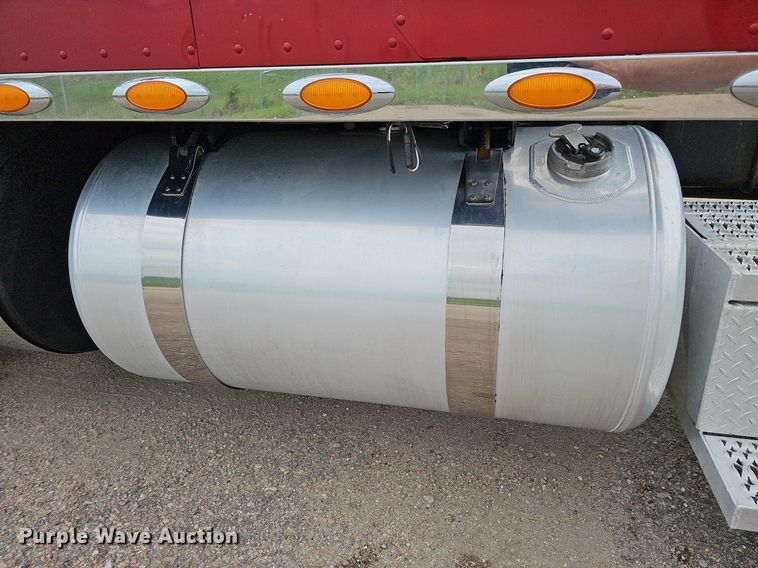 image for item DQ0094 2015 Peterbilt 579  semi truck