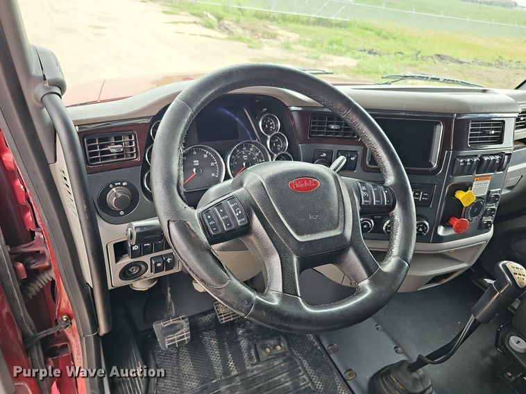 image for item DQ0094 2015 Peterbilt 579  semi truck