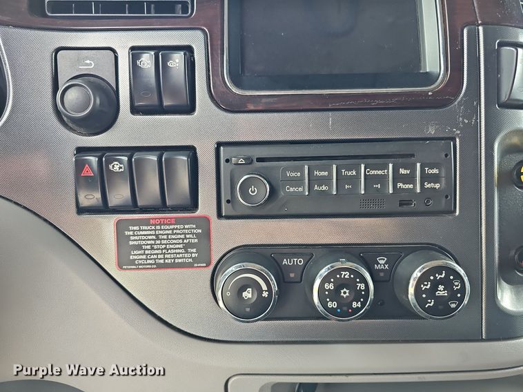 image for item DQ0094 2015 Peterbilt 579  semi truck