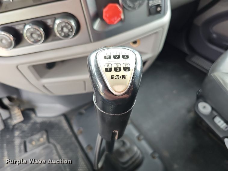 image for item DQ0094 2015 Peterbilt 579  semi truck