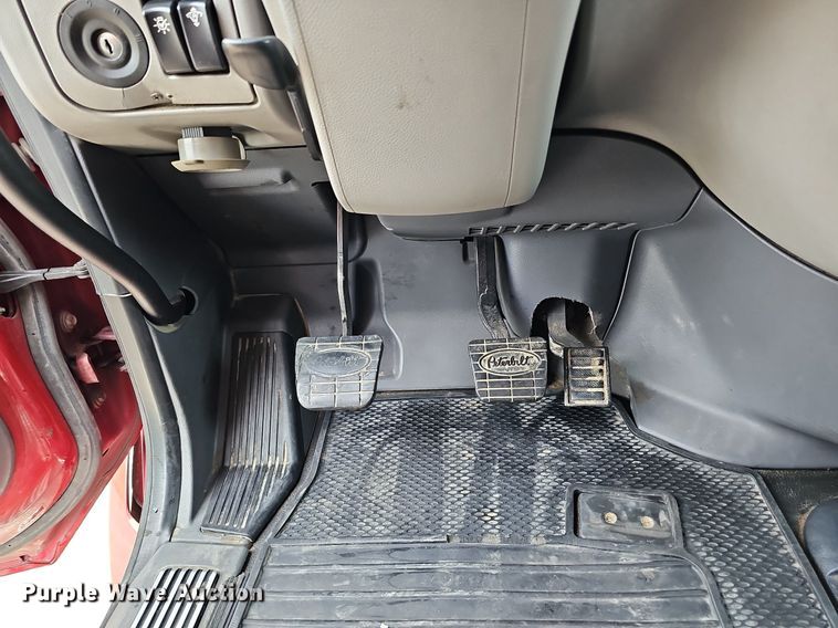 image for item DQ0094 2015 Peterbilt 579  semi truck