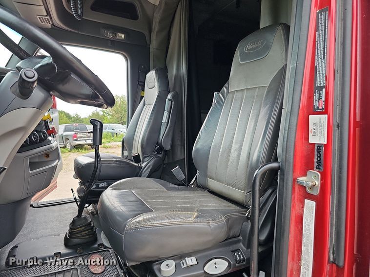 image for item DQ0094 2015 Peterbilt 579  semi truck