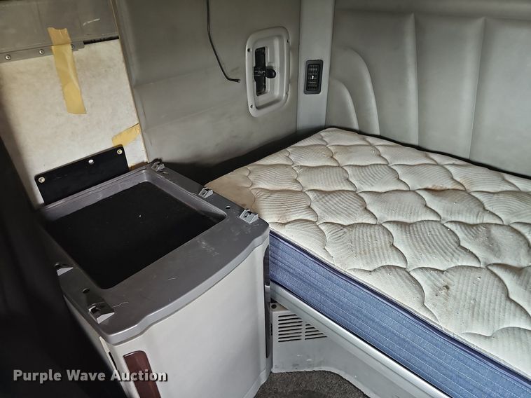 image for item DQ0094 2015 Peterbilt 579  semi truck