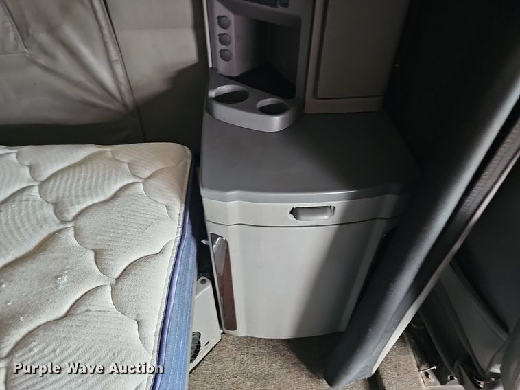 image for item DQ0094 2015 Peterbilt 579  semi truck