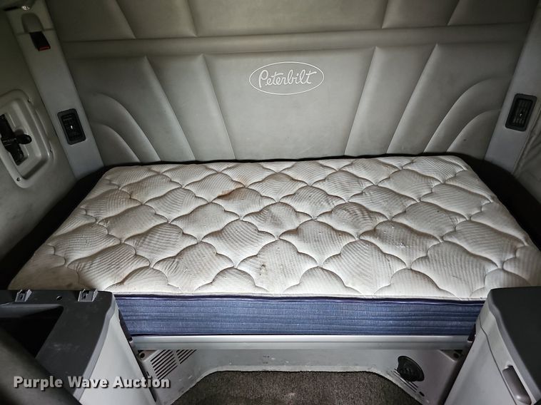 image for item DQ0094 2015 Peterbilt 579  semi truck