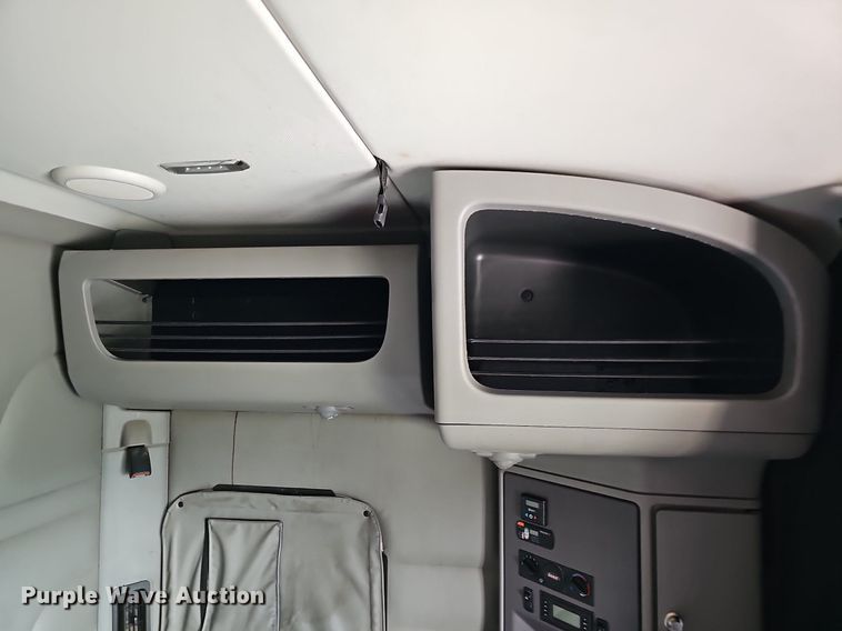 image for item DQ0094 2015 Peterbilt 579  semi truck