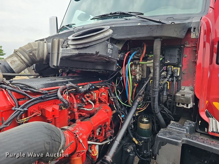 image for item DQ0094 2015 Peterbilt 579  semi truck