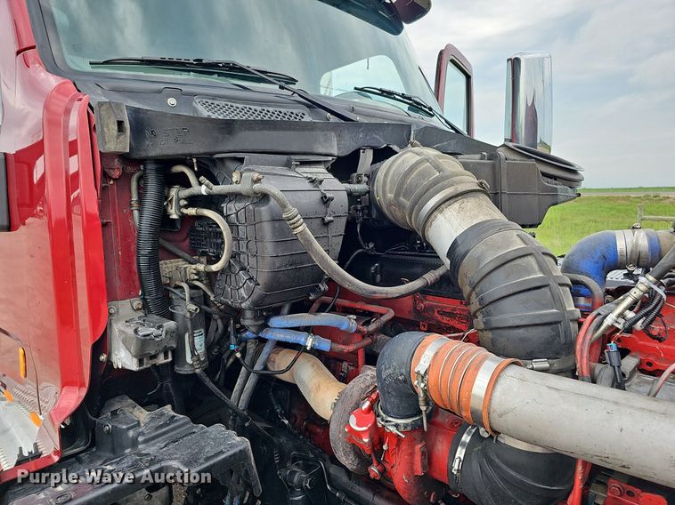 image for item DQ0094 2015 Peterbilt 579  semi truck