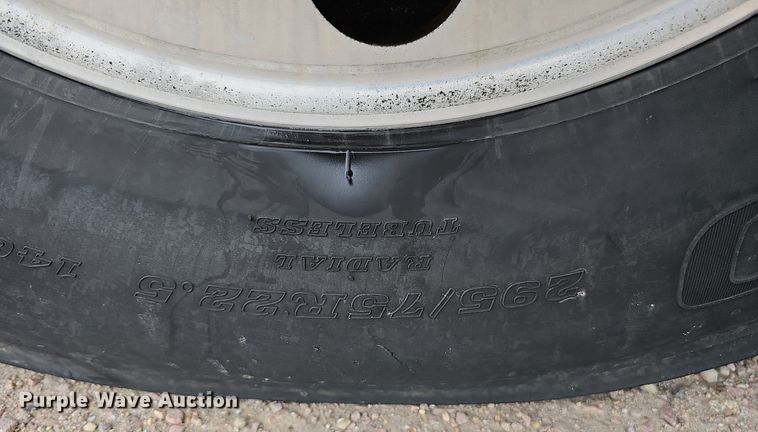 image for item DQ0094 2015 Peterbilt 579  semi truck