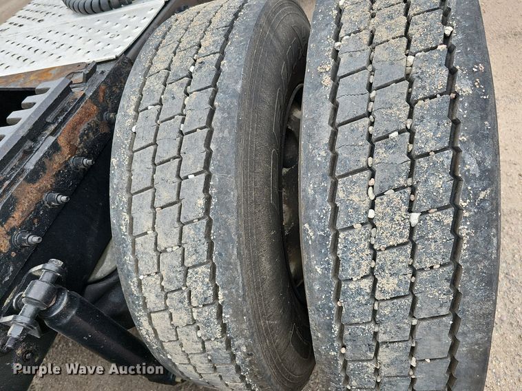 image for item DQ0094 2015 Peterbilt 579  semi truck