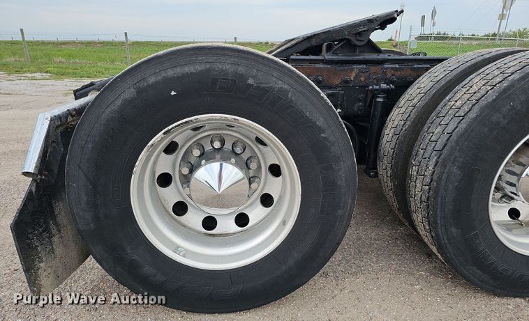 image for item DQ0094 2015 Peterbilt 579  semi truck