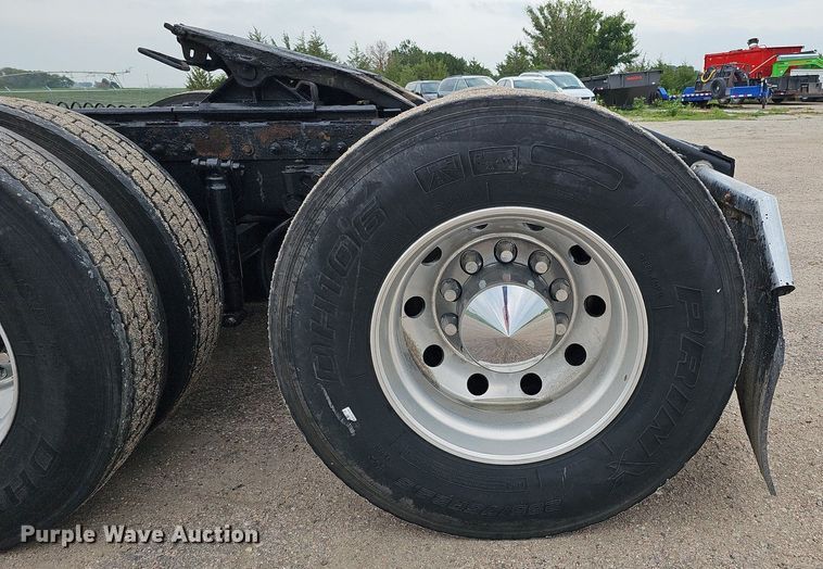 image for item DQ0094 2015 Peterbilt 579  semi truck