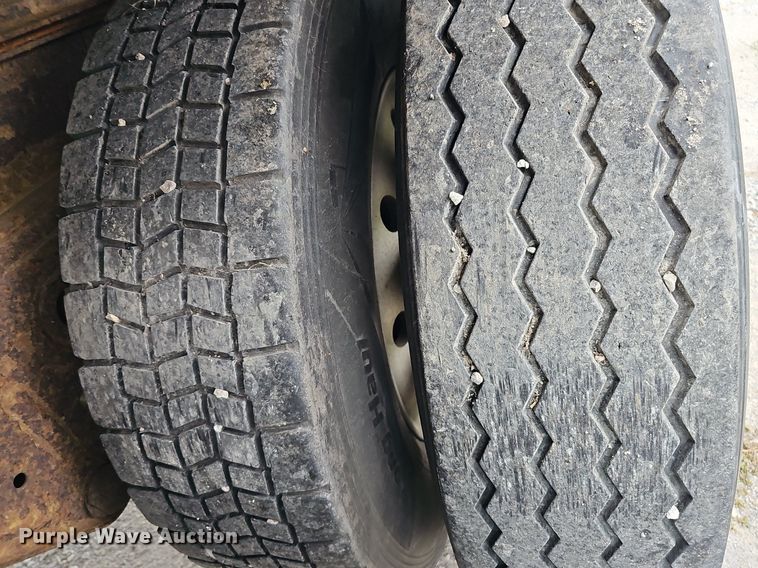 image for item DQ0096 1995 Fruehauf FBHLP-9 1.5-NF2-48W  dry van trailer