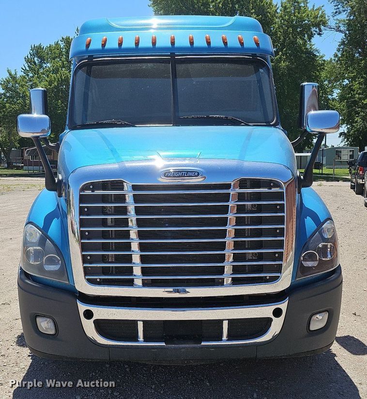 image for item DQ0121 2016 Freightliner Cascadia Evolution  semi truck