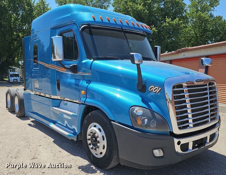 image for item DQ0121 2016 Freightliner Cascadia Evolution  semi truck
