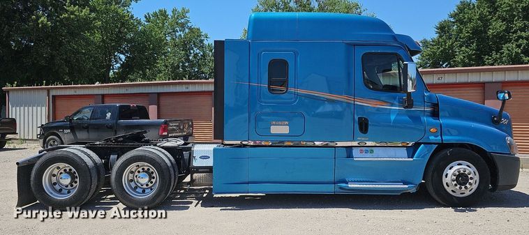 image for item DQ0121 2016 Freightliner Cascadia Evolution  semi truck