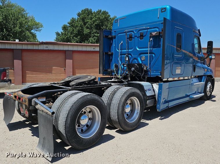 image for item DQ0121 2016 Freightliner Cascadia Evolution  semi truck