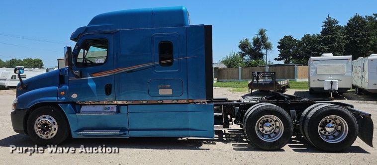 image for item DQ0121 2016 Freightliner Cascadia Evolution  semi truck