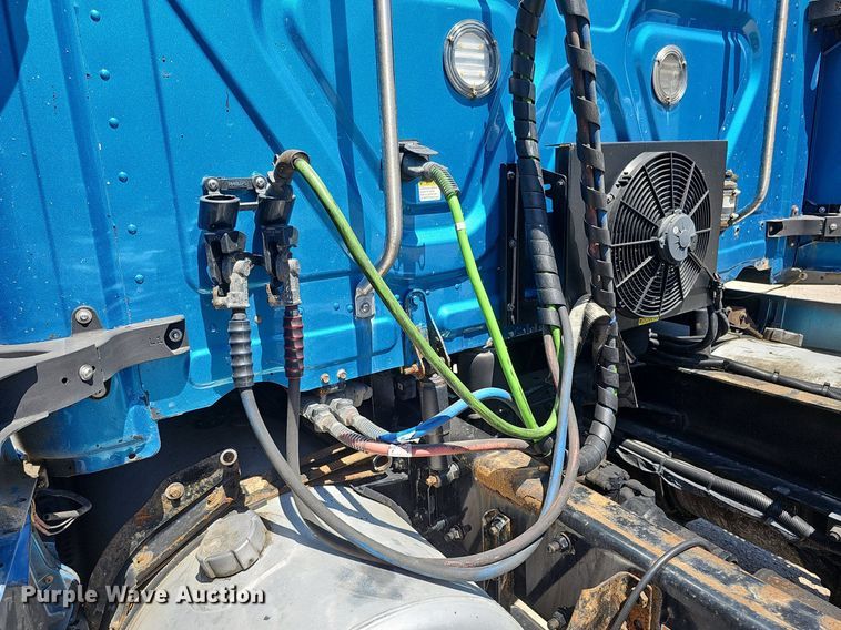 image for item DQ0121 2016 Freightliner Cascadia Evolution  semi truck