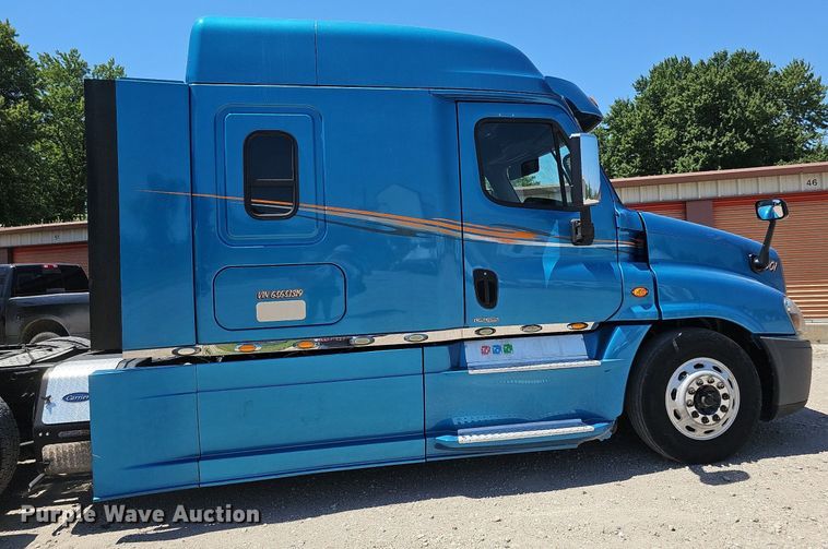 image for item DQ0121 2016 Freightliner Cascadia Evolution  semi truck