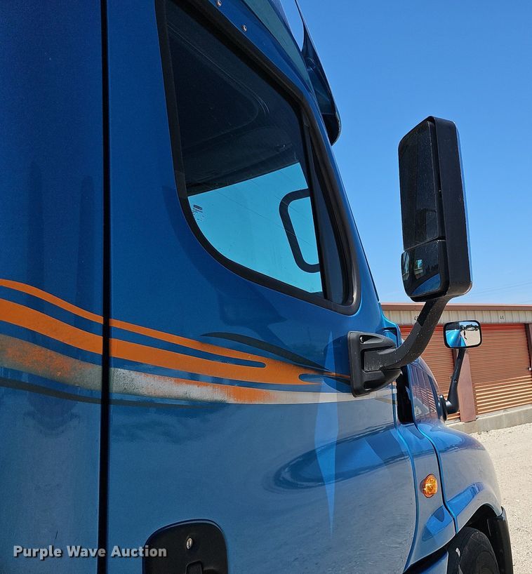 image for item DQ0121 2016 Freightliner Cascadia Evolution  semi truck