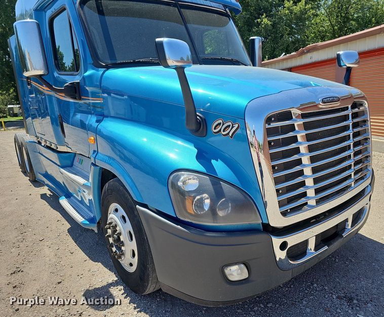 image for item DQ0121 2016 Freightliner Cascadia Evolution  semi truck
