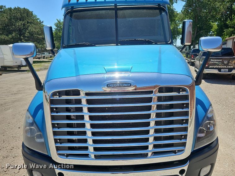image for item DQ0121 2016 Freightliner Cascadia Evolution  semi truck