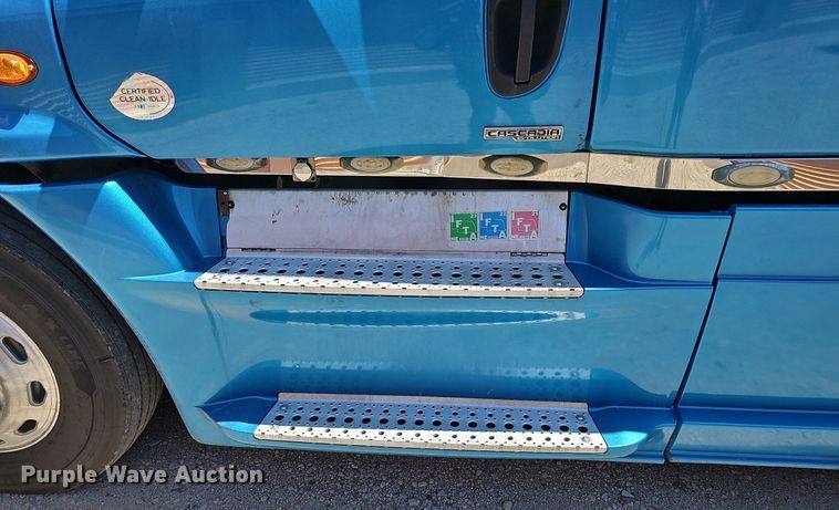 image for item DQ0121 2016 Freightliner Cascadia Evolution  semi truck