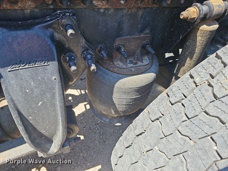 image for item DQ0121 2016 Freightliner Cascadia Evolution  semi truck