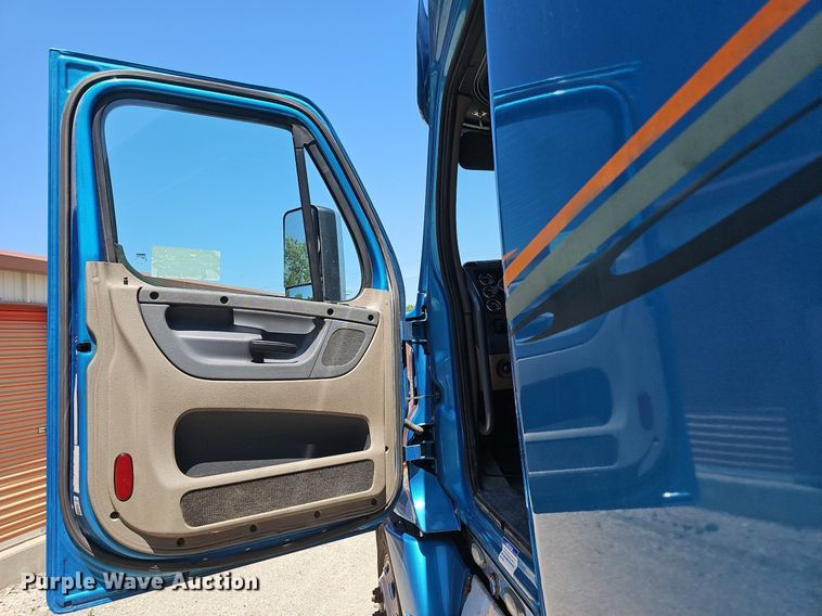 image for item DQ0121 2016 Freightliner Cascadia Evolution  semi truck