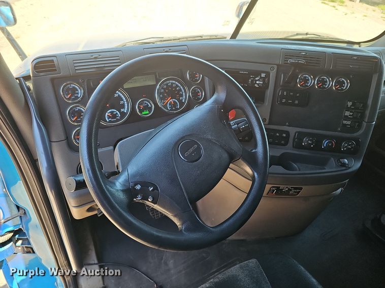 image for item DQ0121 2016 Freightliner Cascadia Evolution  semi truck