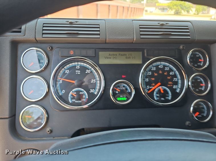 image for item DQ0121 2016 Freightliner Cascadia Evolution  semi truck