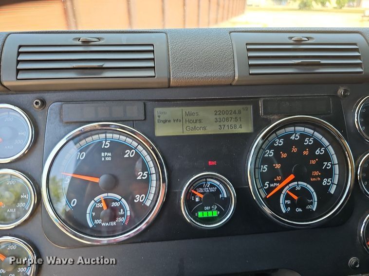 image for item DQ0121 2016 Freightliner Cascadia Evolution  semi truck