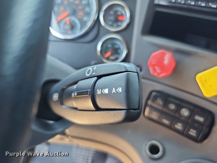 image for item DQ0121 2016 Freightliner Cascadia Evolution  semi truck