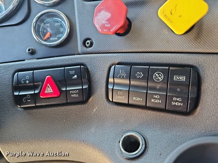 image for item DQ0121 2016 Freightliner Cascadia Evolution  semi truck